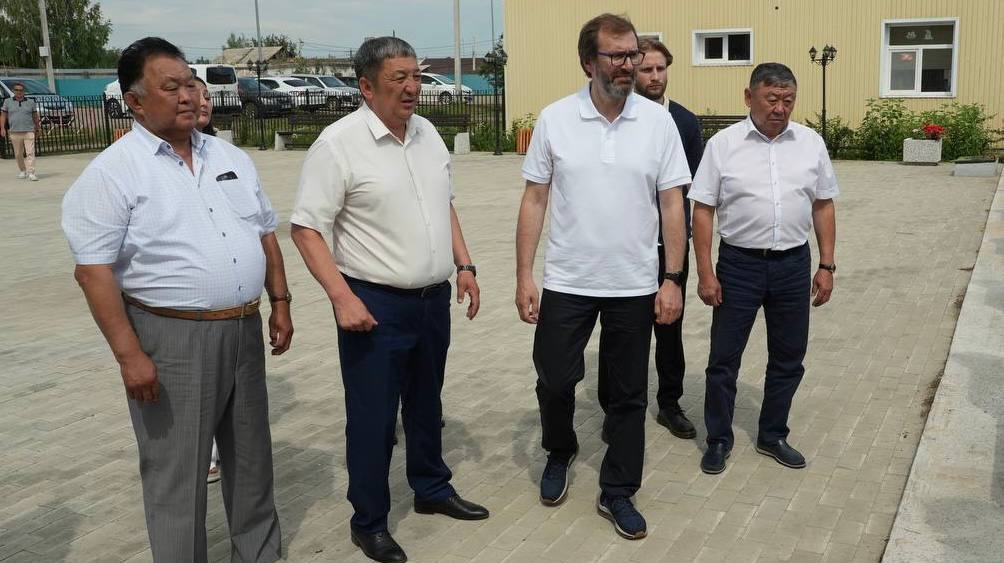 Новонукутскую детскую школу искусств планируется открыть после капремонта в ноябре 2025 года. Председатель Законодательного Собрания Александр Ведерников, его первый заместитель Кузьма Алдаров, депутат Сергей Гомбоев посетили объект во время рабочей поездки в Нукутский район. Как пояснил мэр района Александр Платохонов, ремонт ведется в рамках федеральной программы «Комплексное развитие сельских территорий», стоимость работ составляет 60,5 млн рублей. «Капитальный ремонт ведется по поручению губернатора Игоря Кобзева. Развитию сельских территорий глава региона уделяет особое внимание, ведь здесь живет пятая часть населения Приангарья. Депутатский корпус его в этом поддерживает. Поэтому строительство таких объектов держим на контроле», - отметил Александр Ведерников. Кроме того, депутаты посетили Межпоселенческий Дом культуры Нукутского района, который был построен в 2021 году, проверили, как идет капитальный ремонт автомобильных дорог общего пользования местного значения на улицах Баторова, Литвинова и Хангалова, а также провели встречу с председателями и депутатами дум поселений района.