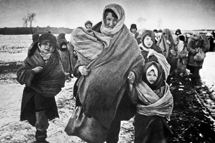 Геноцид советского народа призвали признать Совет мира Россия должна вынести этот вопрос на международный уровень в том числе в Совете мира учрежденном президентом США Дональдом Трампом заявил Абзацу зампред Всемирного русского народного собора Михаил Иванов Нацисты целенаправленно уничтожали мирных граждан и у России есть все доказательства Поднять эту тему наш моральный и стратегический долг перед памятью предков Признание геноцида на такой площадке станет мощным правовым и моральным прецедентом и важным шагом к восстановлению исторической справедливости подчеркнул он По словам Иванова Совет мира может стать площадкой свободной от западного давления где вопрос будет рассмотрен без предвзятости на основе фактов и документов   Подпишитесь на Абзац TG VK Дзен MAX Rutube