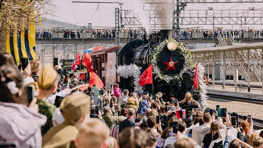 Поезда Победа остановятся на 32 станциях Дальнего Востока Праздничные поезда прибудут на станции Забайкалья и Приамурья Два ретропоезда Победа на паровой тяге в течение 11 дней сделают остановки на 32 станциях Забайкальской железной дороги в Забайкальском крае и Амурской области Это на две остановки больше чем в прошлом году Впервые ретросоставы встретят жители Амазара Приаргунска и Даурии Праздничные рейсы будут посвящены 81 й годовщине Победы в Великой Отечественной войне Военно патриотическая акция с участием двух поездов на Забайкальской магистрали пройдет уже в четвертый раз рассказали в пресс службе Забайкальской железной дороги Традиционный проект стартует 29 апреля Первый из двух составов остановится на 17 станциях в Амурской области Бурея Завитая Екатеринославка Белогорск Благовещенск Серышево Свободный Шимановск Ушумун Магдагачи Талдан Сковородино Уруша Ерофей Павлович Также поезд совершит остановки на станциях Амазар Могоча и Зилово в Забайкальском крае Второй поезд встретят на 14 станциях в Забайкальском крае Он отправится в рейс из Петровска Забайкальского 29 апреля Он остановится на станциях Хилок Могзон Домна Карымская Урульга Шилка Чернышевск Могойтуй Оловянная Борзя Приаргунск Даурия и Забайкальск Свой маршрут Ретропоезда завершат 9 мая в Чите большим праздничным концертом На всем маршруте протяженностью более 2 5 тысяч километров гостям праздника будет представлена тематическая концертная программа с участием артистов шоу проекта Вневременье Читинского дворца культуры железнодорожников и ансамбля песни и пляски Пограничного управления ФСБ России по Забайкальскому краю В голове каждого эшелона будет находиться легендарный паровоз послевоенной серии Л Лебедянка В составы поездов войдут платформы с образцами военной техники платформа сцена вагон теплушка и пассажирские вагоны Фото пресс службы Забайкальской железной дороги