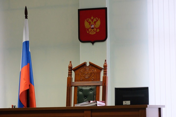 Суд оштрафовал экс-главу наслега и заместителя за подделку документов в Якутии Согласно материалам уголовного дела, в июле 2024 года бывший глава одного из поселений Таттинского района обратился к своей заместительнице с просьбой помочь ему скрыть нарушения, связанные с утратой доверия. Чтобы добиться отмены решения о его досрочном отстранении, он поручил изготовить поддельные документы, подтверждающие соблюдение требований законодательства. Заместитель согласилась и сделала фиктивный протокол заседания комиссии по урегулированию конфликта интересов. Этот документ позже был представлен в суд апелляционной инстанции в качестве доказательства правомерных действий главы. Следствием установлено, что представленные материалы были сфальсифицированы и не имели отношения к реальному заседанию комиссии. Суд признал действия обвиняемых умышленными и направленными на введение суда в заблуждение. В итоге осужденные приговорен к штрафу в размере 150 и 100 тысяч рублей. Исполняющий обязанности прокурора Таттинского района Дмитрий Васильев подчеркнул, что подобные действия подрывают основы публичной службы и недопустимы в системе местного самоуправления.