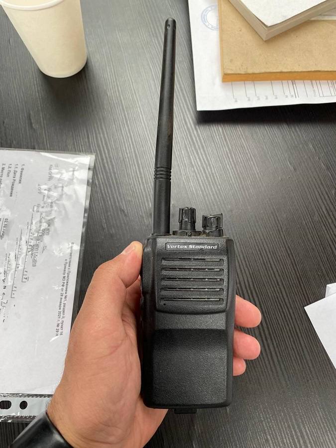 Два пьяных хулигана проникли на теплоход и оказались в ловушке Команда пришвартованного в акватории Невы теплохода обнаружила, что на борт проникли неизвестные, и обратилась в транспортную полицию. Об этом сообщили в пресс-службе ведомства. Нарушители проникли на судно в состоянии алкогольного опьянения. Какой у них был план — неизвестно, но на борту они не придумали ничего лучше, чем украсть рацию. Решив, что их никто не видит, молодые люди схватили устройство и попытались ретироваться с места преступления. Персонал теплохода после звонка в полицию перекрыл выходы для хулиганов, не дав им покинуть борт. 23-летний уроженец ближнего зарубежья и 25-летний житель Хабаровского края были задержаны, в отношении них возбудили уголовное дело о краже и отпустили под подписку о невыезде. Подписаться Прислать новость