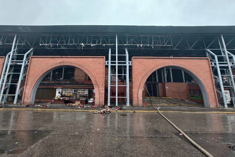 Спустя две недели после крупного пожара на Правобережном рынке найдено тело второго погибшего ЧП произошло вечером 10 декабря Огонь фактически уничтожил всё здание площадью в 2 5 тысячи квадратов Тогда на месте пожара нашли тело женщины Завалы на рынке продолжали разбирать и спустя две недели обнаружили останки ещё одной жертвы Об этом сообщили в пресс службе ГСУ СКР по Петербургу Следователи продолжают осматривать место происшествия Алексей Булатов Читай нас в MAX Читай нас в Telegram