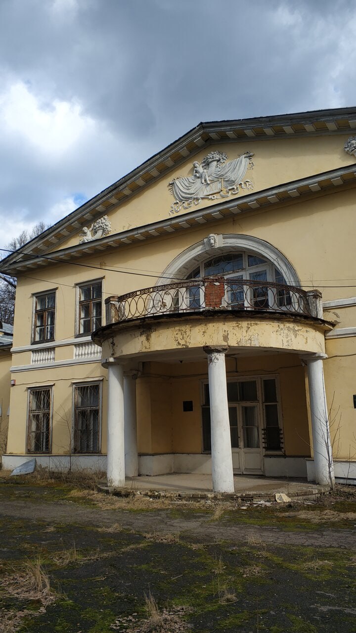 Усадьбу Виноградово на Дмитровском шоссе восстановят. Работы начнутся уже в этом году. Сейчас в комплексе провели противоаварийные работы и подготовили проект реставрации домов Германа и Банзы, погреба и приусадебной территории. В планах — восстановить архитектуру зданий, интерьеры, садово-парковые объекты. Сделать на территории «Лесной променад», площадки для отдыха и мероприятий, амфитеатр, спортивный кластер. «Несколько лет ушло на подготовку проекта, проект согласован, и к концу 2025 года мы планируем приступить к полноценной реставрации этого замечательного памятника архитектуры», — сообщил Сергей Собянин. К слову, усадьба Виноградово — один из старейших усадебных комплексов Москвы. Её история насчитывает 400 лет. В разное время здесь жили дальние предки Пушкина, князья Вяземские, графы Бенкендорфы, купцы Бучумовы и многие другие. Фото: Светлана Богначева / Отзывы на Яндекс картах Прислать новость