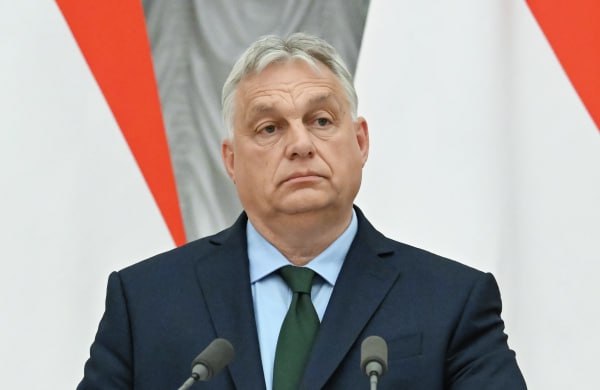 Виктор Орбан раскритиковал торговое соглашение между Евросоюзом и США  Как заявил премьер-министр Венгрии, «договор стал голом в свои ворота». Он отметил, что надо было проявлять инициативу и не «стоять, как замороженный кролик».  «Мы такие, какие есть. Слабые, смешные, болтливые, учим других, но у нас нет силы, когда дело доходит до переговоров. Мы не проявляем таланта и способностей, так что это худшее сочетание», — сказал он.    Орбан также подчеркнул, что «тайное соглашение о поставках оружия на Украину также находится вне компетенции председателя Еврокомиссии Урсулы фон дер Ляйен».    Подпишись на «Говорит Москва»