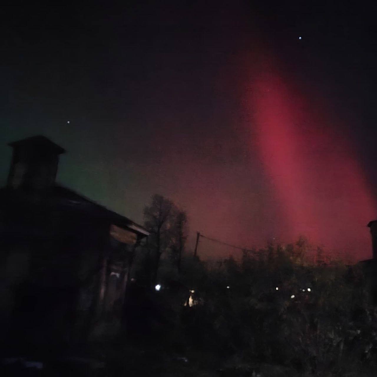 Северное сияние наблюдали жители Свердловской области этой ночью.  Оно вызвано магнитными бурями. Видели красивое небо?    Подписаться   прислать новость