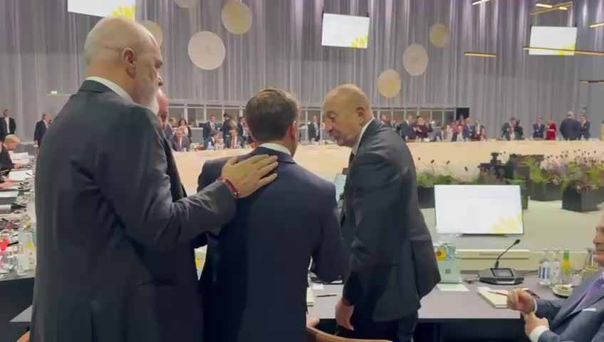 Эди Рама шутит о конфликте с Азербайджаном, получая легкий шлепок от Макрона