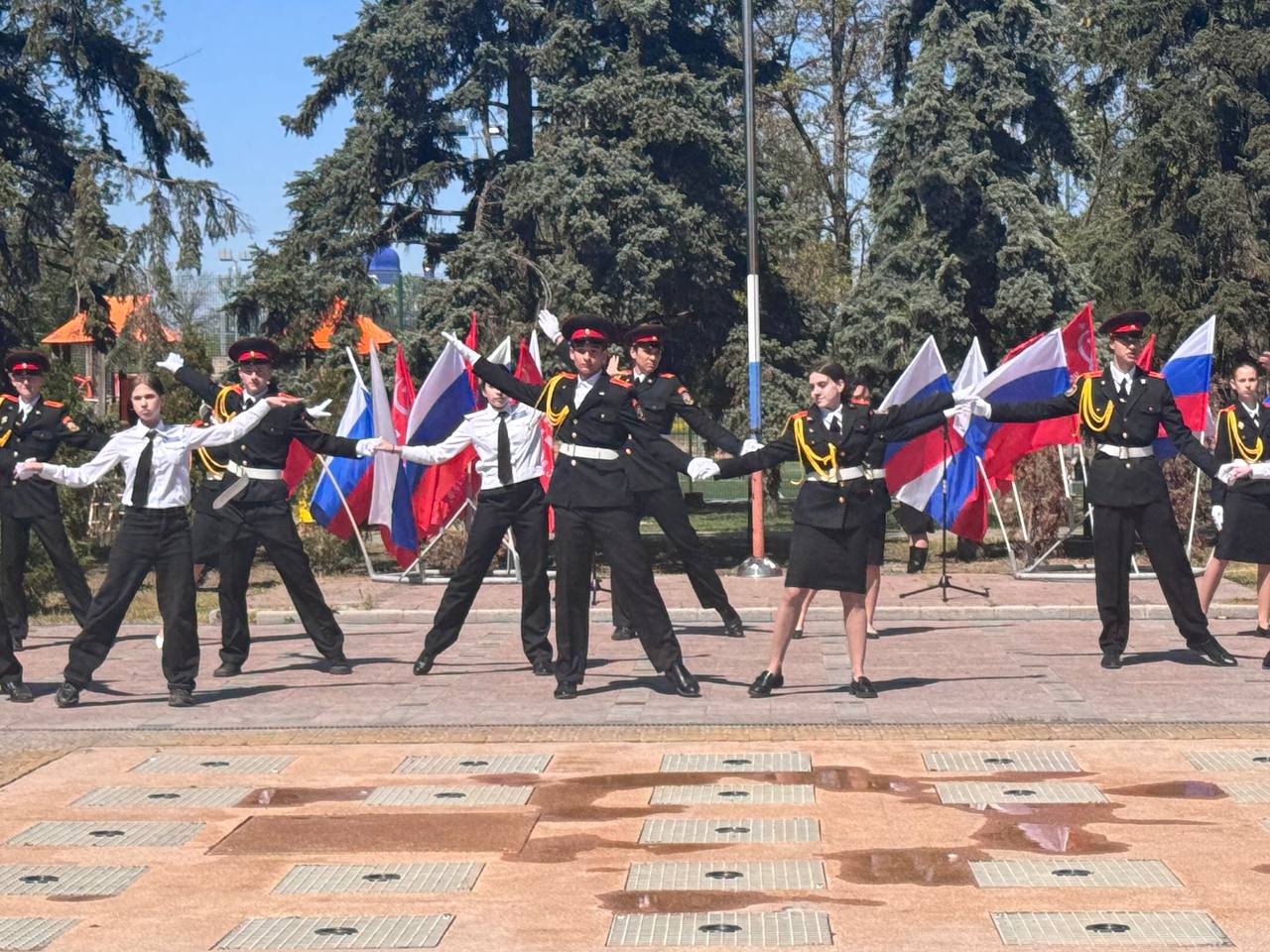 Губернатор Сальдо поздравил херсонцев с Первомаем В Херсонской области начались майские праздники. Регион сегодня отмечает День мира и труда – Первомай. «1 Мая – это праздник людей, которые своим ежедневным трудом строят будущее родного края. На наших глазах Херсонщина преображается: восстанавливаются школы, детские сады, больницы, возводятся дома, благоустраиваются парки и улицы. За каждым результатом – работа конкретных учителей, врачей, строителей, волонтеров, коммунальщиков, аграриев, предпринимателей», - поздравляет земляков губернатор Херсонской области Владимир Сальдо. Вечер накануне Первомая прошел в регионе тревожно: в Приветном Алешкинского округа «Баба-Яга» ВСУ бомбила частный сектор, был ранен начальника территориального отдела села Большие Копани и его супруга.