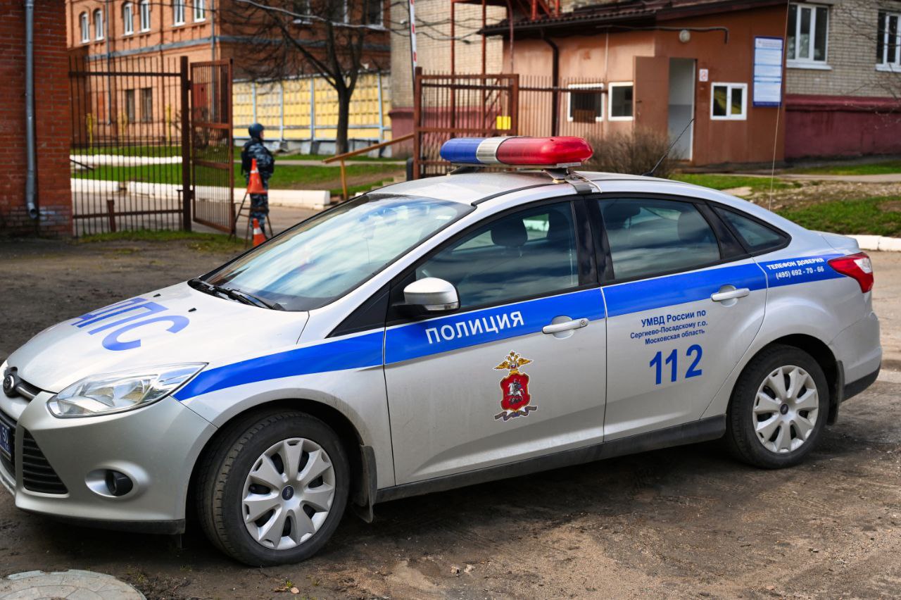 Полицейские в Сергиевом Посаде задержали женщину, подозреваемую в причинении тяжкого вреда здоровью знакомого В Дежурную часть УМВД России по Сергиево-Посадскому городскому округу поступило сообщение из медицинского учреждения о том, что с телесными повреждениями доставлен и госпитализирован гражданин 1989 года рождения. Сотрудниками полиции предварительно установлено, что в доме одного из СНТ, расположенных в городе Хотьково, между потерпевшим и его знакомой в ходе распития спиртных напитков произошёл конфликт, после чего женщина нанесла мужчине ножевое ранение. В результате проведённых розыскных мероприятий сотрудниками уголовного розыска задержана подозреваемая в совершении противоправного деяния. Ей оказалась местная жительница 1976 года рождения. В отношении злоумышленницы возбуждено уголовное дело по статье 111 УК РФ «Умышленное причинение тяжкого вреда здоровью».