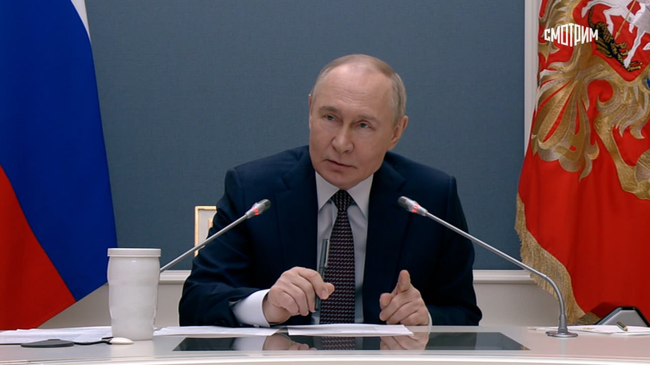 Путин попросил Голикову проработать смягчение условий офсетных контрактов в фармацевтике. Эту меру предложил на встрече президента с членами "Деловой России" гендиректор "Р-Фарм" Игнатьев. Вице-премьер отметила, что с осторожностью относится к таким шагам, поскольку это противоречит законодательству о конкуренции, но Путин не согласился: "Татьяна Алексеевна, вы упомянули 44-й ФЗ, но мы с вами хорошо знаем, мы много лет вокруг этого, значит, плаваем… Он много чему не соответствует, и мы постоянно вносим туда какие-то поправки, постоянно этим занимаемся применительно к разным отраслям производства. <...> Но это для людей надо попробовать сделать".