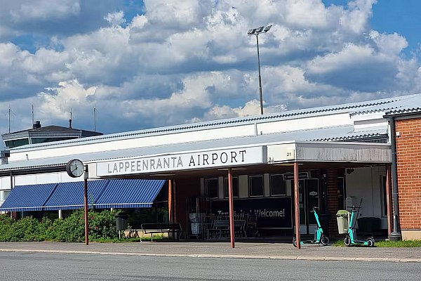Оставшийся без туристов из России финский аэропорт обслужит в 2026 году четыре рейса Столкнувшийся с проблемами из за отсутствия российских туристов и находящийся под угрозой полного закрытия аэропорт города Лаппеенранта на юге Финляндии может обслужить до конца года только четыре чартерных рейса Об этом сообщает ТАСС До конца года у нас пока запланировано только четыре рейса чартер на Родос 23 мая с возвращением 30 мая и чартер на Корфу 18 сентября с возвратом 25 сентября сказал работник аэропорта Он добавил что других полетов не ожидается Кроме того напомнил он диспетчерская вышка закрытая в Лаппеенранте еще в конце октября 2025 года не будет работать как минимум до конца суток 28 марта равно как не будет в это время осуществляться и сопровождение в подконтрольном воздушном пространстве В указанный период возможны только разовые рейсы по отдельным заявкам заметил собеседник агентства aviaru net n292345