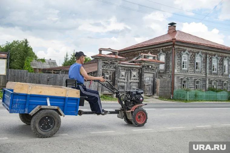 Пермяка поймали пьяным за рулем мотоблока и конфисковали его транспортное средство Жителя Пермского края суд приговорил к обязательным работам и конфисковал его мотоблок за повторное вождение в пьяном виде. Об этом сообщается на странице в соцсети «ВКонтакте» Кочевского районного суда. «Кочевский районный суд Пермского края вынес обвинительный приговор местному жителю, который управлял мотоблоком в состоянии алкогольного опьянения. В мае 2025 года мужчину остановили сотрудники ГАИ в селе Пелым, когда он ехал по улицам на мотоблоке с прицепной тележкой», — говорится в сообщении суда. Как установил суд, это не первое нарушение — ранее мужчину уже привлекали к административной ответственности за вождение в пьяном виде. На этот раз его признали виновным в повторном управлении транспортным средством в состоянии алкогольного опьянения. В качестве наказания суд назначил подсудимому 250 часов обязательных работ, лишил права управлять транспортными средствами на два года и конфисковал мотоблок в доход государства. Приговор не вступил в законную силу. Источник ЧП Пермь Прислать новость