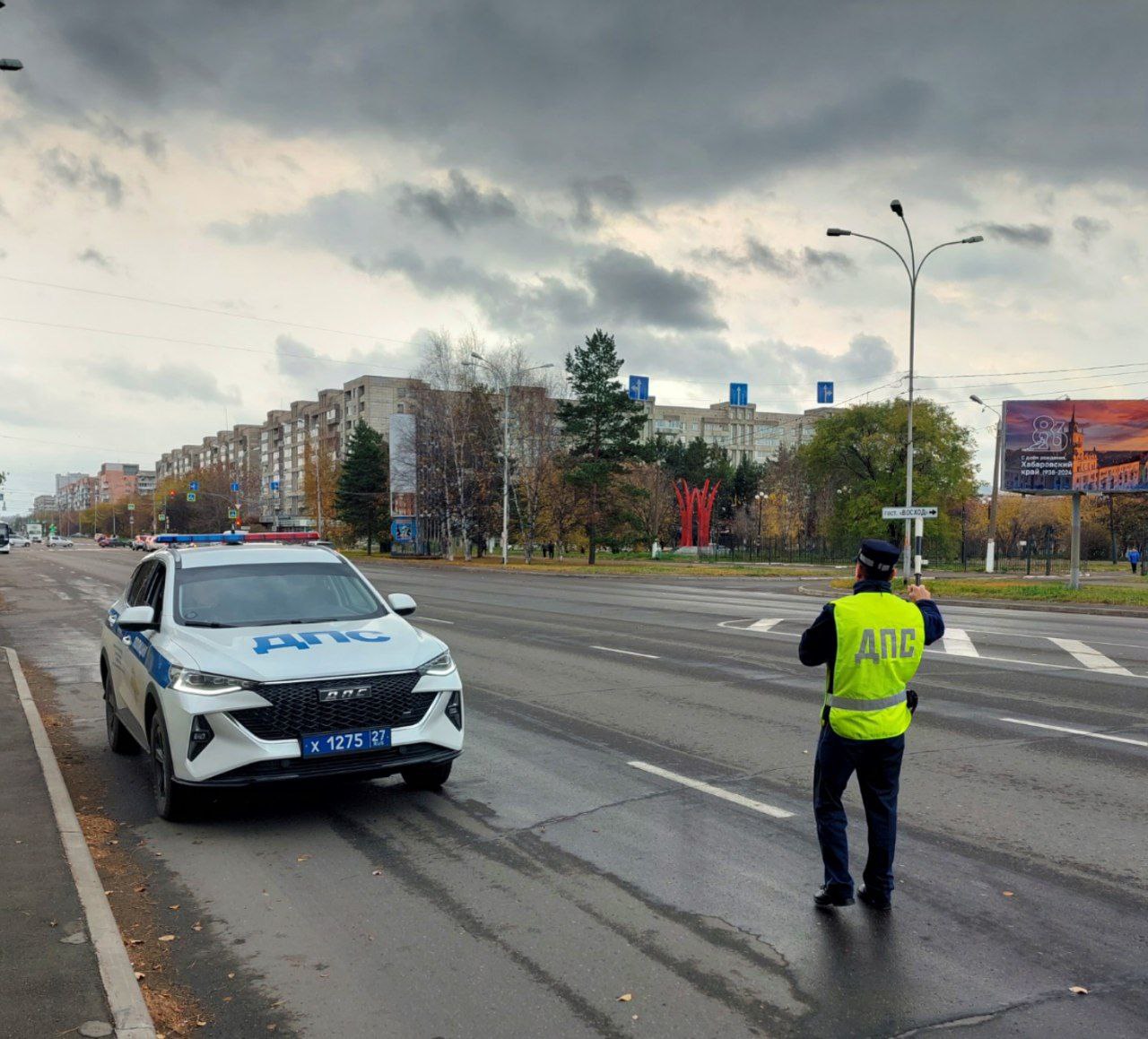 Пешеходы в Комсомольске попадают под колёса слишком часто  В Комсомольске-на-Амуре каждое третье ДТП связано с наездом на пешеходов. Это остаётся серьёзной проблемой на дорогах, заявили в Госавтоинспекции города. С начала года в таких происшествиях погибли четыре человека, ещё 52 получили травмы. Особую тревогу вызывает то, что половина пострадавших оказались на пешеходных переходах — при этом погибли двое, а 34 получили травмы по вине водителей.  Не все несчастные случаи связаны с действиями автомобилистов: шесть человек пострадали, переходя дорогу вне пешеходных переходов, несмотря на их видимость. Это подчёркивает важность внимательного поведения на дороге. Перед тем как выйти на проезжую часть, пешеходам стоит убедиться, что все автомобили остановились и пропускают их. Важно контролировать ситуацию и следить за машинами, которые могут появиться на дороге внезапно.  Во время перехода дороги не следует пользоваться мобильными устройствами и наушниками — лучше заранее убрать их в карман, чтобы ничто не мешало сосредоточиться на движении. Дойдя до середины дороги, необходимо снова осмотреться, чтобы убедиться в отсутствии приближающегося транспорта. В тёмное время суток безопасность пешеходов помогут обеспечить световозвращающие элементы, делая их заметными для водителей.