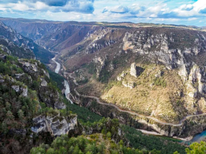 Пенсионер упал со скалы во Франции провел в ущелье три дня питался вином и выжил передает Metro 77 летний велосипедист возвращался домой из супермаркета когда не справился с управлением и сорвался с 40 метровой скалы в горном регионе Севенны Его спасло то что он ехал из магазина поэтому у него были еда и вино чтобы пережить несколько дней Как пишут СМИ пенсионер звал на помощь каждый раз когда приближался шум машин но его никто не слышал В итоге спасателям об упавшем велосипедисте сообщили дорожные рабочие которые заметили раму его велосипеда Фото Getty Images Подписывайтесь на BFM И в MAX