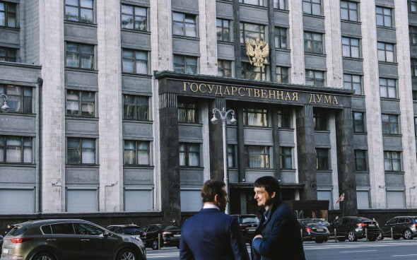 В Госдуму внесена реформа мер по борьбе с манипулированием и инсайдом ЦБ ранее анонсировал что изменит подход к раскрытию инсайдерских сделок и введет кратные штрафы за манипулирование рынком 20 ноября пакет соответствующих законопроектов был внесен в Госдуму Пакет документов содержит в том числе меры о которых ранее рассказал директор департамента инфраструктуры финансового рынка ЦБ Кирилл Пронин Ключевые изменения которые ждут эту сферу Расширение понятия манипулирование Теперь термин манипулирование предполагает не только распространение откровенно ложной информации но и сведений которые могут вводить в заблуждение Раскрытие инсайдерских сделок Все сотрудники компании которые признаны инсайдерами должны уведомлять своего работодателя о сделках не позднее 5 рабочих дней с момента совершения Вводится понятие ключевой инсайдер Фактически это руководители высшего уровня например члены совета директоров наблюдательного совета или коллегиального исполнительного органа Закрытые периоды для сделок Это временные окна внутри которых инсайдерам будет запрещено совершать сделки с акциями компании в которой они работают Порог уголовной ответственности Сейчас при манипулировании и инсайде этот порог составляет 3 75 млн дохода полученного незаконным путем либо причиненного ущерба В документе предлагается повысить планку до 100 млн Увеличение административных штрафов Штраф составит от трехкратного до пятикратного размера суммы дохода полученного от манипулирования или инсайдерской торговли Но сумма должна быть не менее 10 тыс jkinvest news jkinvest