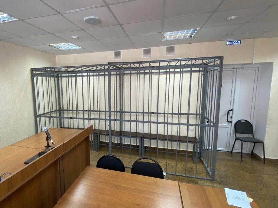 В Брянске педагог получил 5 лет колонии по делу о фиктивных экзаменах мигрантов  Судья Советского райсуда Брянска вынес приговор 64-летней бывшей преподавательнице Государственного института русского языка имени А.С. Пушкина. Женщина признана виновной в получении взяток и организации незаконного пребывания иностранных граждан в России.   Согласно приговору, с июня 2021 по июнь 2023 года она принимала деньги за помощь в успешной сдаче экзаменов, необходимых мигрантам для получения разрешения на работу в стране.   Было доказано, что педагог, входившая в экзаменационную комиссию по русскому языку как иностранному, принимала экзамены у граждан Узбекистана, которые фактически не владели ни языком, ни историей, ни основами российского законодательства. За беспрепятственную сдачу она получила от мигрантов и их работодателей более 100 тысяч рублей.  В результате иностранцы получали сертификаты, открывающие путь к легальному трудоустройству. Кроме того, педагог вместе с девятью соучастниками участвовала в схеме по организации незаконного пребывания мигрантов в России.   Суд признал женщину виновной сразу по 32 эпизодам. Ей назначено наказание в виде 5 лет лишения свободы в колонии общего режима, штраф 100 тысяч рублей и запрет заниматься деятельностью, связанной с экзаменами для мигрантов, сроком на 3 года. Остальные девять фигурантов дела, жители Брянска и области, получили по два года лишения свободы условно с испытательным сроком 1 год 6 месяцев.