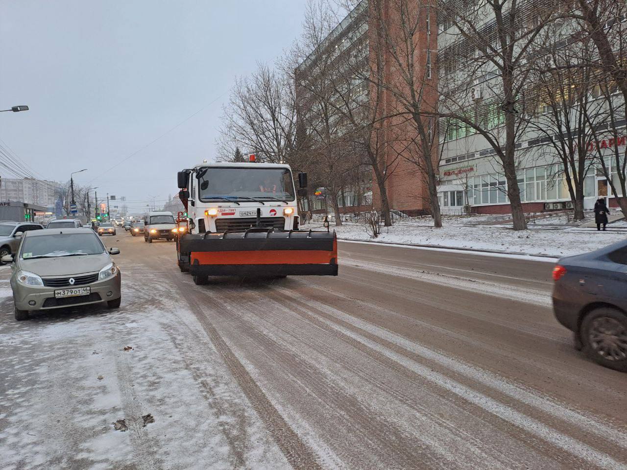 В ГАИ просят курских водителей воздержаться от поездок на личном транспорте. На дорогах - гололедица.  Дорожные службы переведены на круглосуточный режим работы, ведется уборка снега и обработка.    ПОДПИСАТЬСЯ