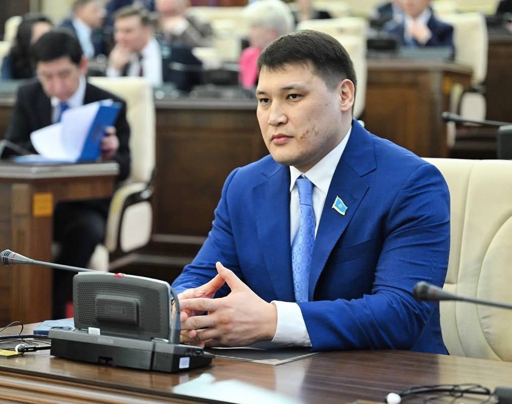 Руслан Берденов возглавил Центр развития Алматы Это организация принадлежащая акимату которая должна способствовать трансформации Алматы в один из наиболее привлекательных для жизни городов мира Так написано в их видении Ранее центр возглавлял Андрей Шовкопляс Сам Берденов пока никак не комментировал свое назначение Но судя по его Instagram он уже несколько дней в Алматы ходил на матч Кайрата и ходил босиком по траве