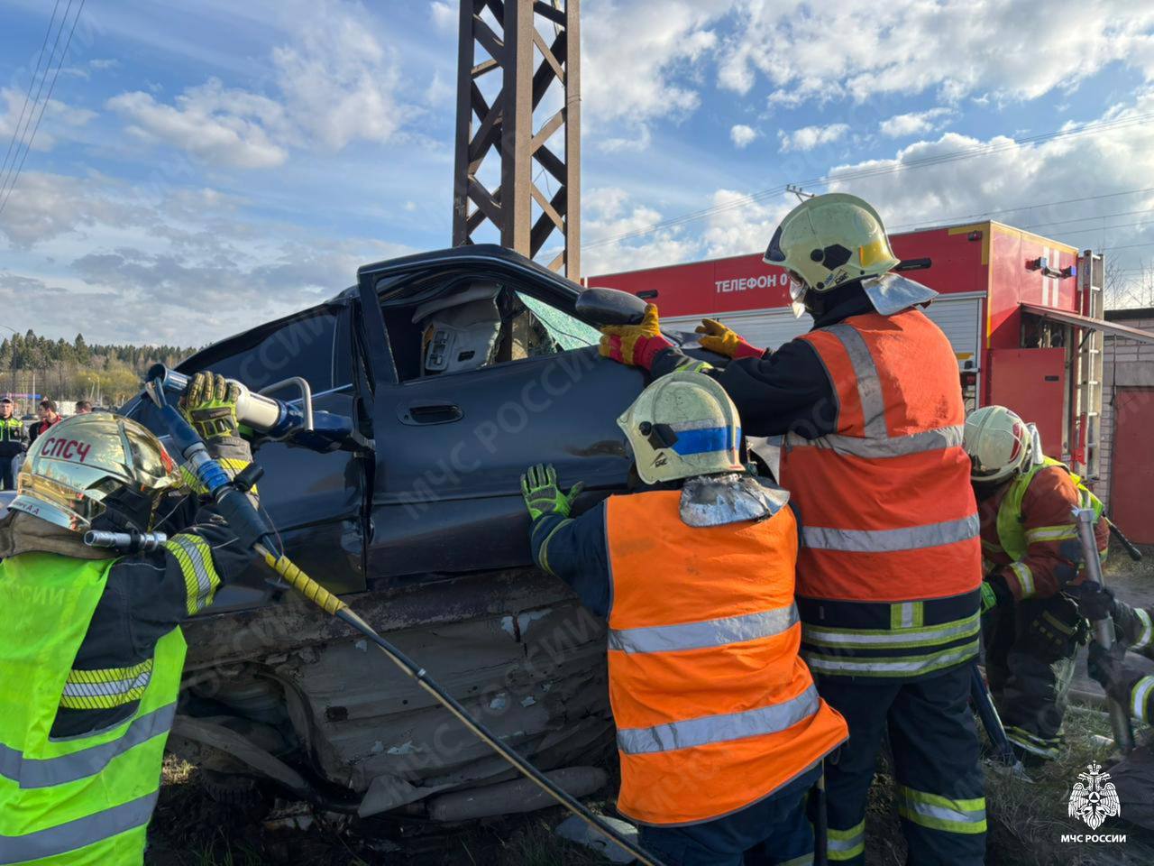 В 17:55 в дежурную смену поступило сообщение о ДТП по адресу: Петрозаводск, Ключевское шоссе. Погиб 1 человек. От МЧС Республики Карелия на месте работали: 3 единицы техники и 12 человек. Личным составом проводились работы по извлечению погибшего, нейтрализации розлива топлива и отключению аккумуляторной батареи. МЧС России напоминает водителям: будь внимателен за рулём; следи за техническим состоянием транспорта и проходи техосмотр; на дороге соблюдай дистанцию; не садись за руль в состоянии алкогольного опьянения. МЧС Республики Карелия