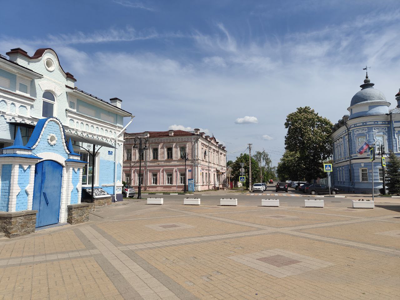 Депутаты Госдумы высоко оценили туристический потенциал Павловска В рамках рабочей поездки члены комитета Государственной Думы РФ по туризму и развитию туристической инфраструктуры побывали в исторической части Павловска, в котором сохранилась атмосфера старинного провинциального русского города с архитектурой XVIII - XX веков, осмотрели дом на воде, готовящийся к запуску на Павловском судостроительно-судоремонтном заводе и побывали в музее советского быта «Музей для друзей». После посещения объектов членам делегации была представлена концепция туристического развития Павловска. Одно из направлений – использование географического положения – город находится не только на берегу Дона, но и возле федеральной трассы М-4 «Дон», которая по поручению Президента РФ вошла в список приоритетных магистралей для развития автотуризма в стране. — Не устаю удивляться интересным историям и местам, которые наполняют Воронежскую область. Сегодня модно говорить про скрепы. Это и есть те места, которые скрепляют наше общество, страну. Побывав в таком месте, ты заряжаешься энергией, которая позволяет верить в хорошее будущее, что все у нас будет отлично, — подчеркнул председатель думского комитета Сангаджи Тарбаев. Подробнее: Правительство Воронежской области Подписаться