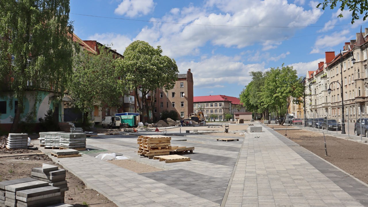 На ул. Комсомольской в Черняховске ведутся работы по благоустройству сквера. Проект является частью комплексной программы по улучшению городской инфраструктуры в рамках национального проекта «Жильё и городская среда» по программе «Формирование комфортной городской среды». Фото: администрация Черняховского округа