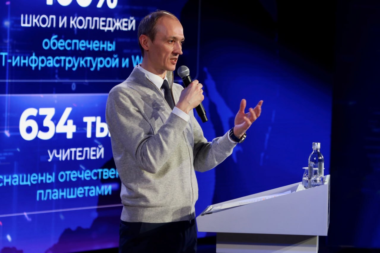 Дмитрий Григоренко: Цифровой мониторинг единого плана по достижению национальных целей обеспечивает его выполнение Вице-премьер Дмитрий Григоренко утвердил временный порядок управления и мониторинга единого плана по достижению национальных целей развития России на период до 2030 года и на перспективу до 2036 года. Единый план связывает национальные цели, государственные программы и проекты, а также определяет логику их реализации. Цифровая система мониторинга и управления позволяет в режиме реального времени видеть, на каком этапе исполнения находятся проекты, а также контролировать выполнение мероприятий, проводимых для их реализации. Таких мероприятий в рамках единого плана реализуется более 2,5 тыс. «Уникальность системы в том, что впервые для управления большой государственной стратегической программой применены технологии искусственного интеллекта. Они позволяют анализировать большие массивы данных и ход реализации всех мероприятий. Это важно для своевременного выполнения запланированных проектов, таких как строительство школ, больниц, дорог. Кроме того, система заранее предупреждает о возможных рисках невыполнения работ, что позволяет не решать проблемы, когда они уже произошли, а предотвращать их наступление», – сказал Дмитрий Григоренко. Единый план определяет стратегические приоритеты по достижению национальных целей и характеризующих их показателей на ближайшие 12 лет. Документ носит межведомственный и межотраслевой характер. Он взаимоувязывает майский указ Президента о национальных целях, 19 сформированных Правительством нацпроектов, более 40 государственных программ, отраслевые и региональные стратегии, «дорожные карты», а также предусматривает участие в достижении национальных целей институтов развития, государственных компаний и корпораций. Новости Правительства России