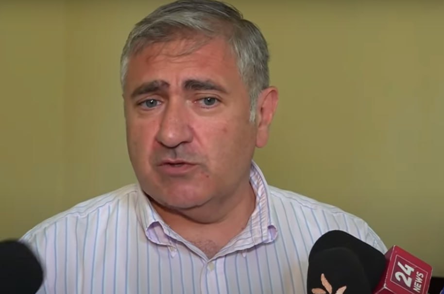 Депутат от фракции «Армения» Артур Хачатрян не исключает провокации и подлых выходок властей Армении в отношении Армянской Апостольской Церкви. Об этом Хачатрян заявил в беседе с журналистами 9 июня, отвечая на вопрос о нападках премьер-министра Никола Пашиняна на Католикоса всех армян Гарегина Второго. Хачатрян напомнил, что в прошлом власти уже инициировали разного рода провокации, в том числе попытки ворваться в резиденцию, остановить автомобиль Католикоса, не пустить патриарха в Сардарапат. Нападки на Католикоса депутат связал с проведением по инициативе ААЦ в Швейцарии конференции о праве народа Нагорного Карабаха на возвращение и охране культурно-исторического наследия Нагорного Карабаха. Еще раньше, 7 января, Алиев сказал - либо власти Армении остановят «реваншистов», либо Азербайджан предпримет действия против Армении, напомнил Хачатрян. Лучший выход из создавшейся ситуации – отправить Пашиняна в отставку как можно скорее, считает депутат. На вопрос о том, ему самому не интересно, есть ли у Католикоса дети, Артур Хачатрян ответил категорическим «нет». «Католикос глава ААЦ. ААЦ сохранила нацию, когда не было государства. Это единственная институциональная структура, которая выступает против политики Пашиняна. А кухонные сплетни меня не интересуют», - подчеркнул Артур Хачатрян. Депутат не исключил, что следствием нападок на ААЦ могут стать столкновения и провокации. Тем не менее, Хачатрян уверен, что все попытки давления на ААЦ не увенчаются успехом.