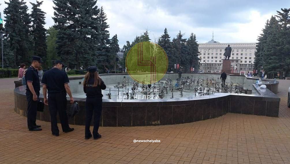 Вандалы испортили фонтан на площади Революции. Мы вам рассказали, что вода в фонтане стала оранжевой. Когда его начали чистить, на дне обнаружили несколько бутылок с остатками неизвестной маслянистой жидкости. Пробы воды и найденные емкости будут направлены на экспертизу. Также к разбирательствам подключились правоохранительные органы, рассказали «Короче, Челяба» в пресс-службе мэрии. Алексей Лошкин взял дело на личный контроль. В пресс-службе нам сообщили, что на месте есть камеры. Короче, нет слов, одни эмоции Присылайте новости и красивые фото города в наш бот: Подпишись Поделись новостями