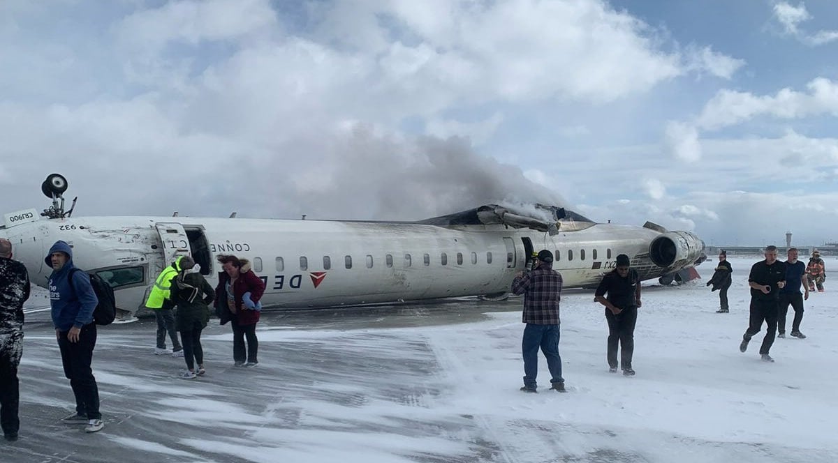 Самолет американской авиакомпании Delta перевернулся в аэропорту Торонто. Речь идет о лайнере Bombardier CRJ 900, он прибыл из Миннеаполиса.