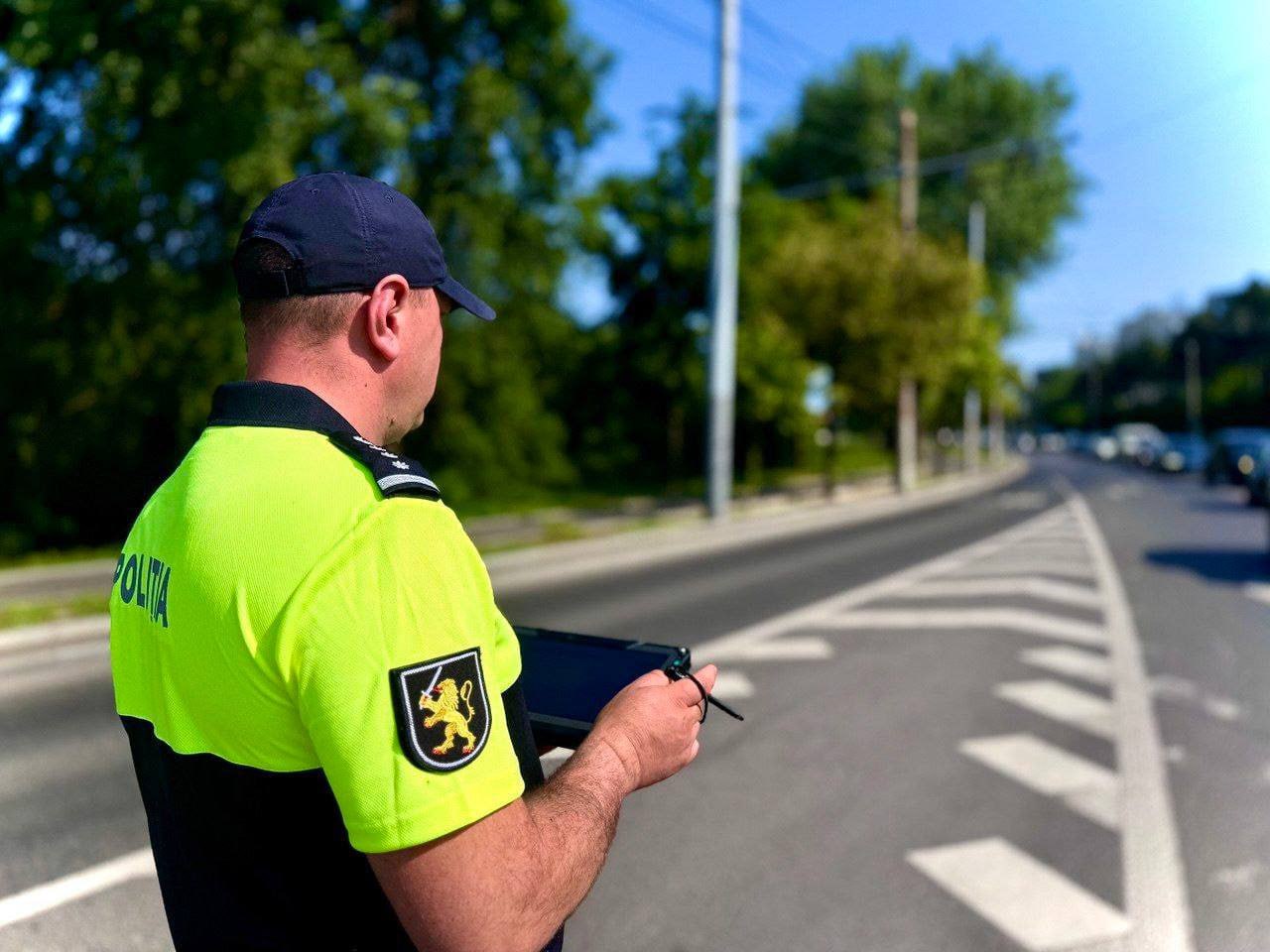 За выходные полиция в Молдове зафиксировала почти 5 тысяч нарушений ПДД  Среди наиболее распространённых — управление в состоянии опьянения или под воздействием наркотических веществ  73 случая , превышение скорости  2 335 случаев , игнорирование знаков приоритета и сигналов светофора  620 . Подробнее читайте на нашем сайте.