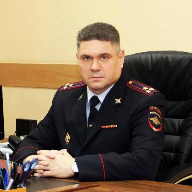 Стала известна фамилия экс начальника УМВД России по Калуге заключенного под стражу за взятку в 3 млн рублей Это Вадим Мартынов На данный момент он является начальником Центра профподготовки УМВД России по Калужской области При подтверждении вины он будет уволен из органов внутренних дел и понесет наказание Ему может грозить до 15 лет в колонии Наш канал в MAX