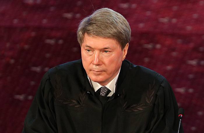 27 ноября Высшая квалификационная коллегия судей планирует рассмотреть вопрос о лишении статуса Александра Чернова экс председателя Краснодарского краевого суда Основанием для этого служит п 6 ст 15 Закона РФ О статусе судей в Российской Федерации Этот пункт предусматривает прекращение отставки при нарушении коррупционных ограничений и несоблюдении запретов Поводом для лишения статуса стали серьёзные антикоррупционные нарушения допущенные Черновым во время его руководства Краснодарским краевым судом с 1994 по 2019 год Генпрокуратура установила что он систематически нарушал запреты занимаясь коммерческой деятельностью Если ВККС примет решение о прекращении отставки Александр Чернов лишится не только почётного звания но и гарантий личной неприкосновенности пожизненного денежного содержания и льгот которые предоставляются государством за многолетнюю службу Фемиде свои фото видео и истории присылайте нашему боту prostokrd bot Подпишись на наш канал в Telegram MAX