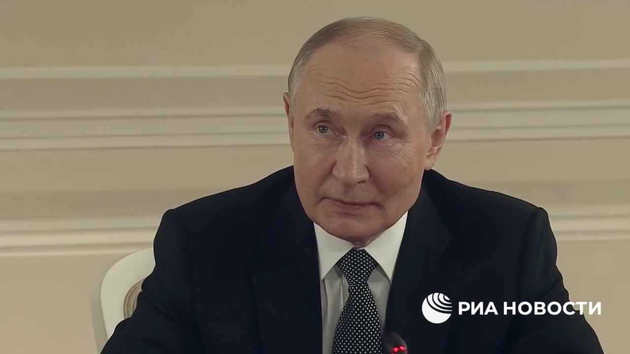 Путин обсуждает пути преодоления мировых проблем на ПМЭФ