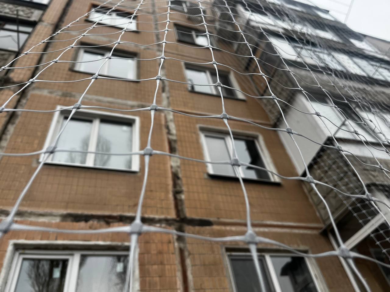 Шебекинские школы и сады оборудуют защитой от дронов В Шебекинском округе начали устанавливать специальные сетки на зданиях образовательных учреждений. На эти меры безопасности уже выделено 10 миллионов рублей. Перечень объектов, требующих защиты, согласовали с Минобороны, МЧС, Росгвардией и местной администрацией. Окончательное решение о формате обучения в новом учебном году примут в августе после консультаций со всеми заинтересованными сторонами. Подписаться Написать нам