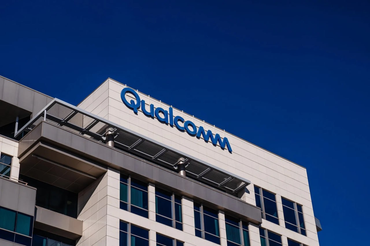 Qualcomm перевела новые флагманские чипы на архитектуру Arm v9 Этот переход должен усилить позиции компании в сегменте ИИ вычислений и позволит эффективнее конкурировать с MediaTek и Apple которые уже используют то же поколение Arm Архитектура v9 оптимизирована под задачи генеративного ИИ чат ботов и инструментов для создания изображений Для Qualcomm это также сигнал о нормализации отношений с Arm после конфликта Теперь Arm получает дополнительный источник дохода за счёт более дорогих лицензий а Qualcomm шанс укрепить свои позиции на рынке мобильных и ПК чипов Хотя Qualcomm не раскрывает детали выбора компания подчёркивает что благодаря собственной команде разработчиков может внедрять те инструкции которые важны клиентам Аналитики отмечают что шаг показателен Qualcomm могла выбрать прежние решения или альтернативу вроде RISC V но предпочла сохранить союз с Arm