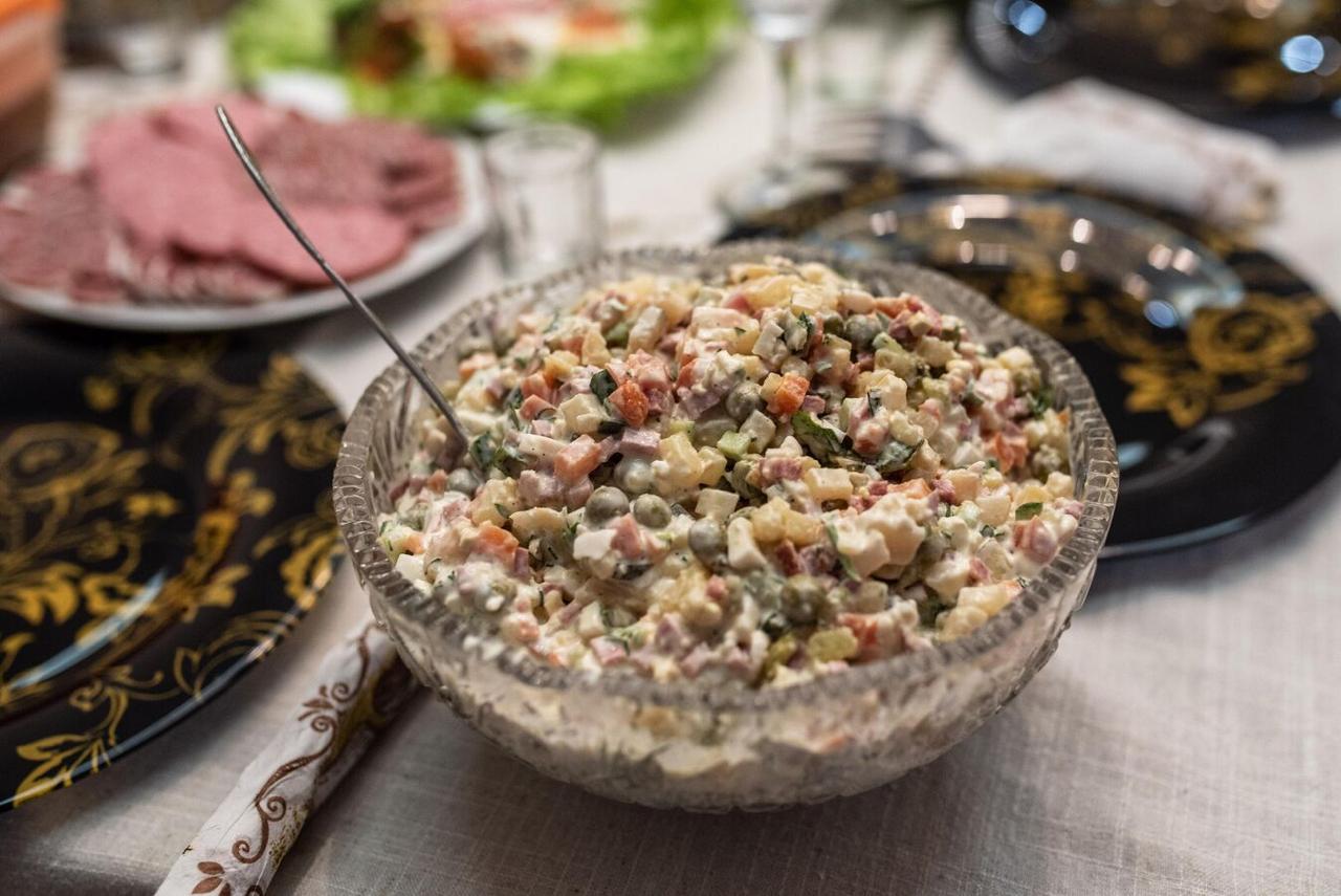 Попытки доесть новогодние салаты могут привести к отравлениям и токсикоинфекциям предупредила аллерголог иммунолог Ксения Рябова Салаты заправленные майонезом не хранятся больше суток Дальше уже блюдо переходит на темную сторону напомнила специалист