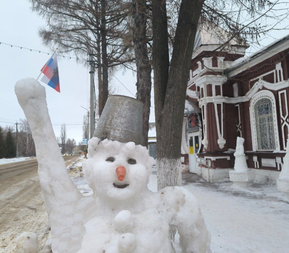 В Петровске из снега слепили библейскую сцену Рождества Христова  Петровский мастер Алексей Новичков создал новогодние снежные скульптуры. Возле здания управления соцподдержки расположились изящная снегурочка, Дед Мороз, уточка и заяц, а водителей приветствует веселый снеговик.  У входа в Покровский храм Алексей слепил фигуру ангела и библейскую сцену Рождества Христова. Территорию у церкви украсили еще один Дед Мороз со Снегурочкой и симпатичный гном.  Большое спасибо нашему умельцу за снежную красоту и новогоднее настроение! — отметил глава муниципалитета Максим Калядин.    Прислать новость