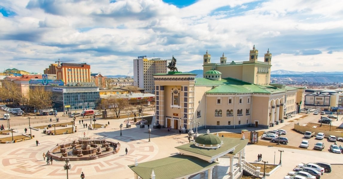 В Бурятии откроется первый в мире зарубежный Центр тестирования по монгольскому языку В пятницу, 4 июля, в Улан-Удэ откроется Центр монгольского языка и культуры. Это событие станет одним из ключевых в программе I Форума ректоров России и Монголии. Центр монгольского языка и культуры откроется на базе Бурятского госуниверситета им. Доржи Банзарова и станет первым в мире сертифицированным учреждением за пределами Монголии, где можно будет пройти профессиональную подготовку и сдать международный экзамен TOMFL. — Мы планируем не только проводить курсы по подготовке к экзамену TOMFL, но и реализовывать культурно-просветительские мероприятия, направленные на популяризацию монгольского языка, литературы и традиций. Это важный шаг для формирования устойчивого интереса к востоковедению и расширения гуманитарного взаимодействия наших стран, — подчеркнула Надежда Бадмацыренова, и.о. заведующего кафедрой филологии Центральной Азии Бурятского госуниверситета им. Доржи Банзарова. Бурятский государственный университет им. Доржи Банзарова — единственный в мире вуз, где более 30 лет непрерывно ведется подготовка специалистов по монголоведению на всех уровнях: от бакалавриата до аспирантуры. Особое место в образовательной стратегии занимает языковая стажировка в Монголии, которая реализуется совместно с Монгольским государственным университетом с 1994 года. В рамках форума министр науки и высшего образования Российской Федерации Валерий Фальков и министр образования Монголии господин Пурэвсурэнгийн Наранбаяр подпишут соглашение о сотрудничестве в области языковой политики. Этот документ станет ещё одним шагом к укреплению связей между Россией и Монголией в образовании, науке и культуре.