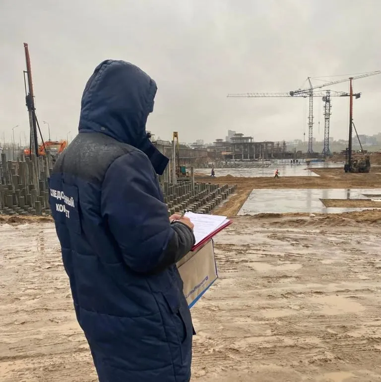 В Татарстане осудят рабочего за смерть коллеги В Мамадышском районе машинист экскаватора допустил нахождение другого сотрудника вблизи техники В какой то момент он решил отойти но задел курткой рычаг управления В результате ковш опустился и насмерть придавил рабочего Вскоре машинист предстанет перед судом за нарушение правил безопасности   Плохо работает Telegram Читайте нас в MAX