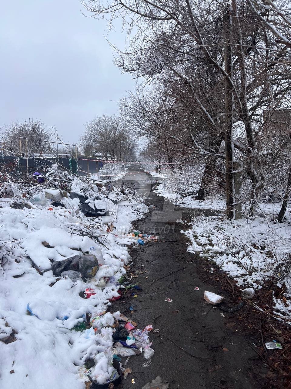 В Гуково на улицах Нахимова и Лазо скопилось огромное количество мусора. Власти решили проблему просто — они просто перевязали мусор ленточкой.   Местные жители рассказывают, что его не вывозили уже три месяца. Из-за этого затруднено движение автомобилей, а скорая помощь вынуждена объезжать завалы. Пешеходам также приходится нелегко.    Подписаться   Прислать новость