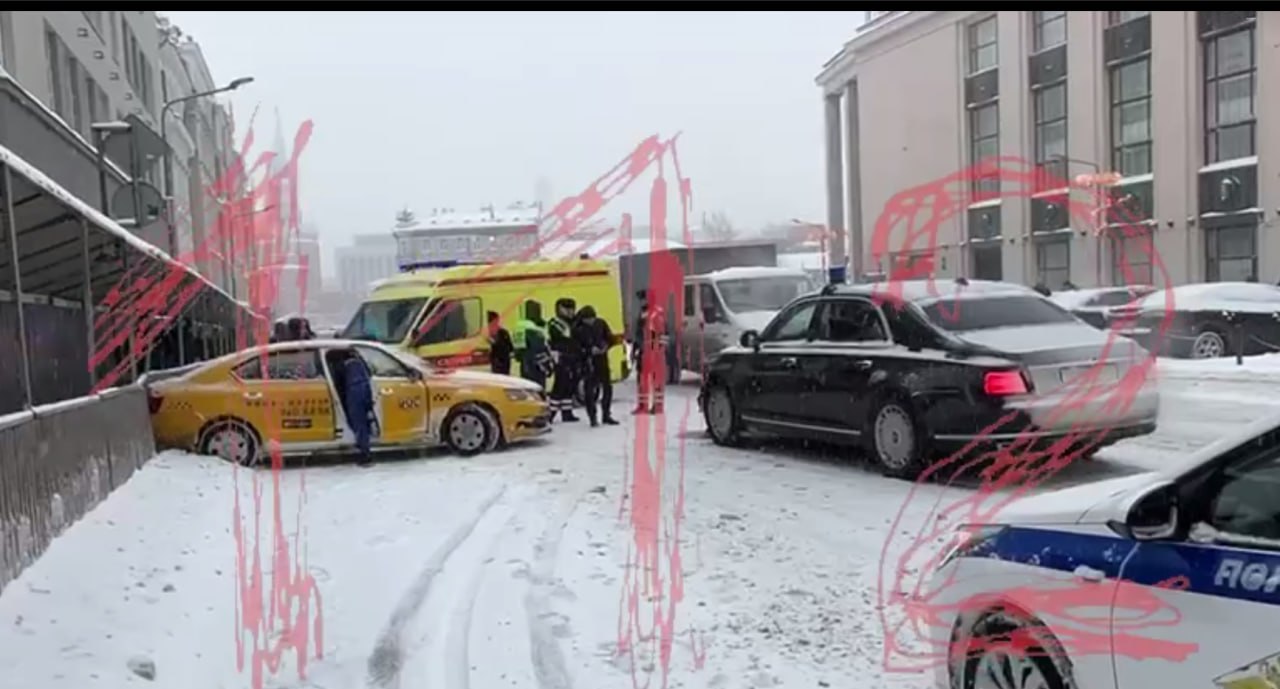 На Арбате произошло ДТП с участием Ауруса и таксомотора сообщает тг канал 112 Травмы получили водитель и пассажир такси у первого вывих плеча у второго ушиб головы