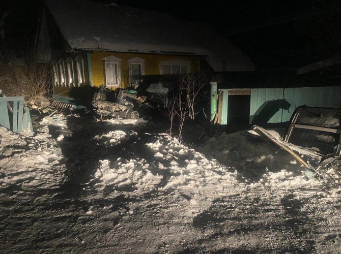 Прокуратура проводит проверку по факту смертельного ДТП в Красноборском районе Прокуратура Архангельской области и НАО взяла на контроль расследование уголовного дела возбужденного по ч 5 ст 264 УК РФ по факту смертельного ДТП которое произошло 31 января 2026 года напротив дома 7 по улице Северная в селе Черевково Красноборского района Напомним что авария унесла жизни троих человек водителя и двух пассажиров среди них несовершеннолетний Ещё двоим потребовалась медицинская помощь По информации источников ИА Эхо СЕВЕРА машина была угнана Фото ГАИ