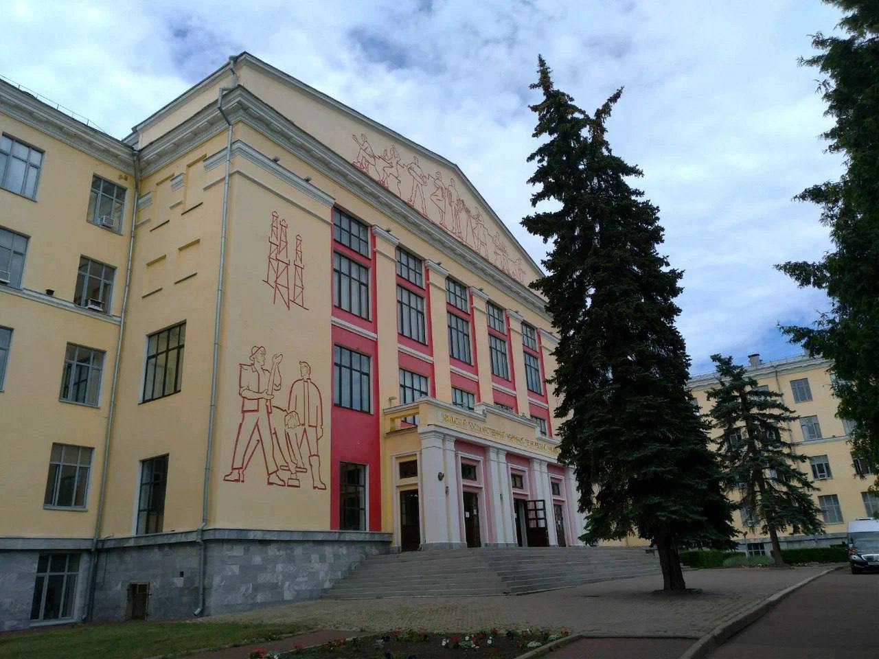 ‼ Проректора УГНТУ Наиля Чанышева отправили в СИЗО. Его подозревают в организации незаконной миграции для 19 иностранцев Как сообщили в Следкоме Башкирии, его обвиняют в превышении должностных полномочий и организации незаконной миграции п. «в» ч. 3 ст. 286, пп. «а», «в» ч. 2 ст. 322.1 УК РФ . Решением суда его заключили под стражу. По версии следствия, с июля 2023 года по апрель 2024 года обвиняемый, действуя по предварительному сговору с другими сотрудниками университета, незаконно зачислил в вуз не менее 19 иностранцев. За это он получал стимулирующие выплаты. При этом абитуриентам искусственно завышали баллы при поступлении. Кроме того, им были созданы условия для незаконного въезда и пребывания на территории России. Ранее Советский райсуд заключил под стражу до 14 июня проректора по организации приема студентов и профориентационной деятельности Дениса Каретникова и замруководителя секретариата приемной комиссии Игоря Мымрина. По данным следствия, они принимали иностранцев в УГНТУ ради премии.