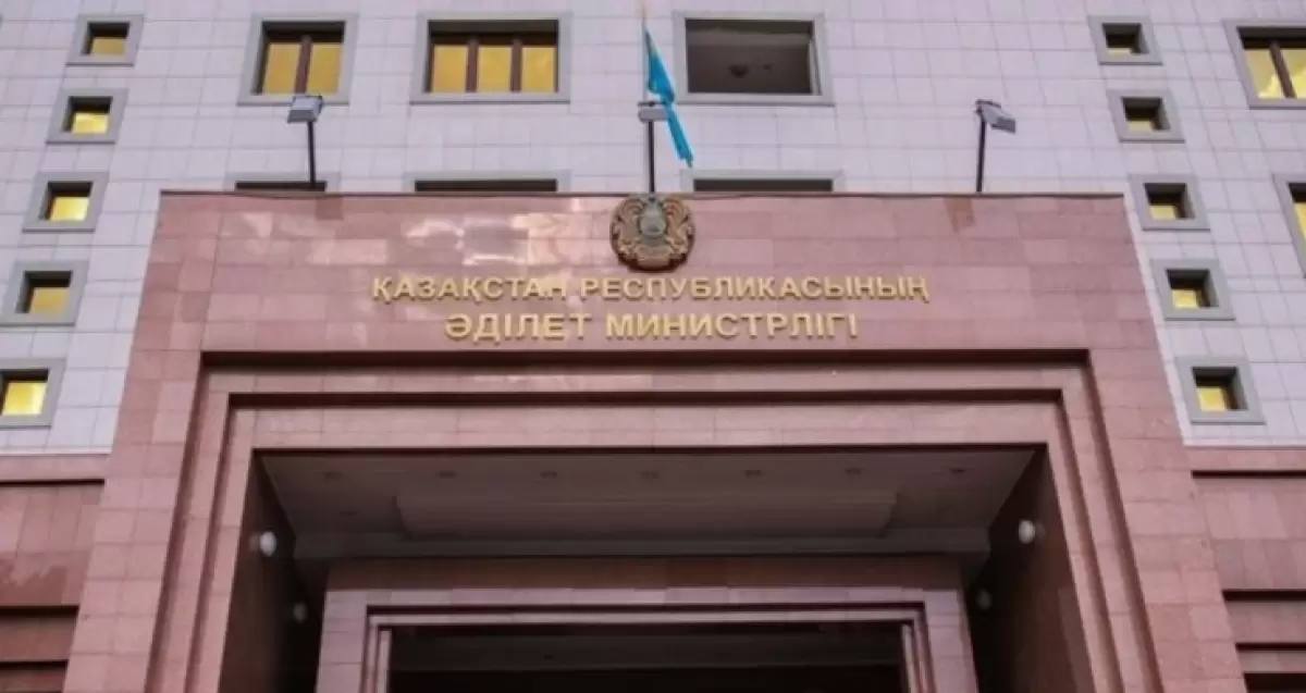 Три года тюрьмы за чужой бренд Минюст закручивает гайки в сфере авторских прав В Казахстане планируют ввести уголовное наказание до трёх лет лишения свободы за незаконное использование чужого товарного знака Соответствующие поправки заложены в законопроект по вопросам интеллектуальной собственности который рассматриваются в сенате парламента Детали Как отметила вице министр юстиции Ботагоз Жакселекова кроме тюрьмы в законопроекте предусмотрены и штрафы за подобные нарушения Они согласно поправкам увеличиваются в более чем в два раза с 80 до 200 месячных расчётных показателей то есть до 786 тысяч тенге в 2025 году Также в проекте закона предусмотрено создание единой цифровой платформы которая объединит авторов правообладателей и пользователей контента Подробнее на сайте Ulysmedia kz t me ulysmediatg