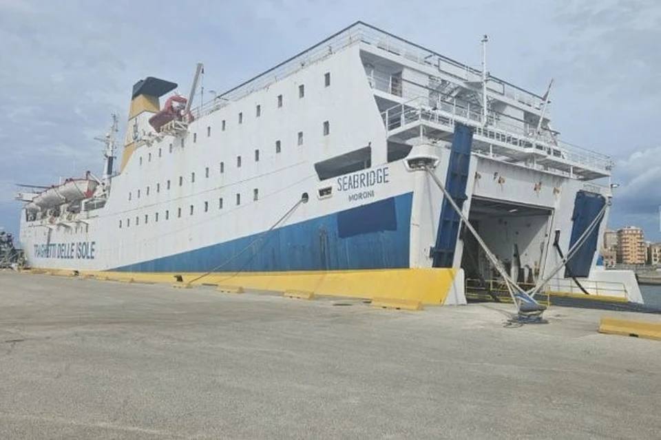 Глава Сочи Прошунин запуск парома Seabridge создаст неудобства жителям и угрозу безопасности Мы рассмотрели с разных сторон этот вопрос и приняли решение что на сегодняшний день данный паром для города в первую очередь небезопасен подчеркнул он По словам Прошунина на неудобства и проблемы с безопасностью жители Сочи жаловались когда паромное сообщение работало в предолимпийский период до 2014 года Seabridge перестал курсировать между Сочи и Трабзоном в 2011 году Мэр города отметил что портовая зона выступает визитной карточкой Сочи Представляете что в тот момент когда паром заходил в порт Сочи происходило сказал Прошунин резюмировав что портовая и городская инфраструктура курорта к такому не готовы При этом власти Сочи не собираются отказываться от развития международных направлений для путешествий В частности в Турцию можно улететь из Сочи самолётом Кроме того лайнер Astoria Grande каждую неделю совершает рейсы с заходом в разные города в том числе в Стамбул Югополис Прислать фото или видео