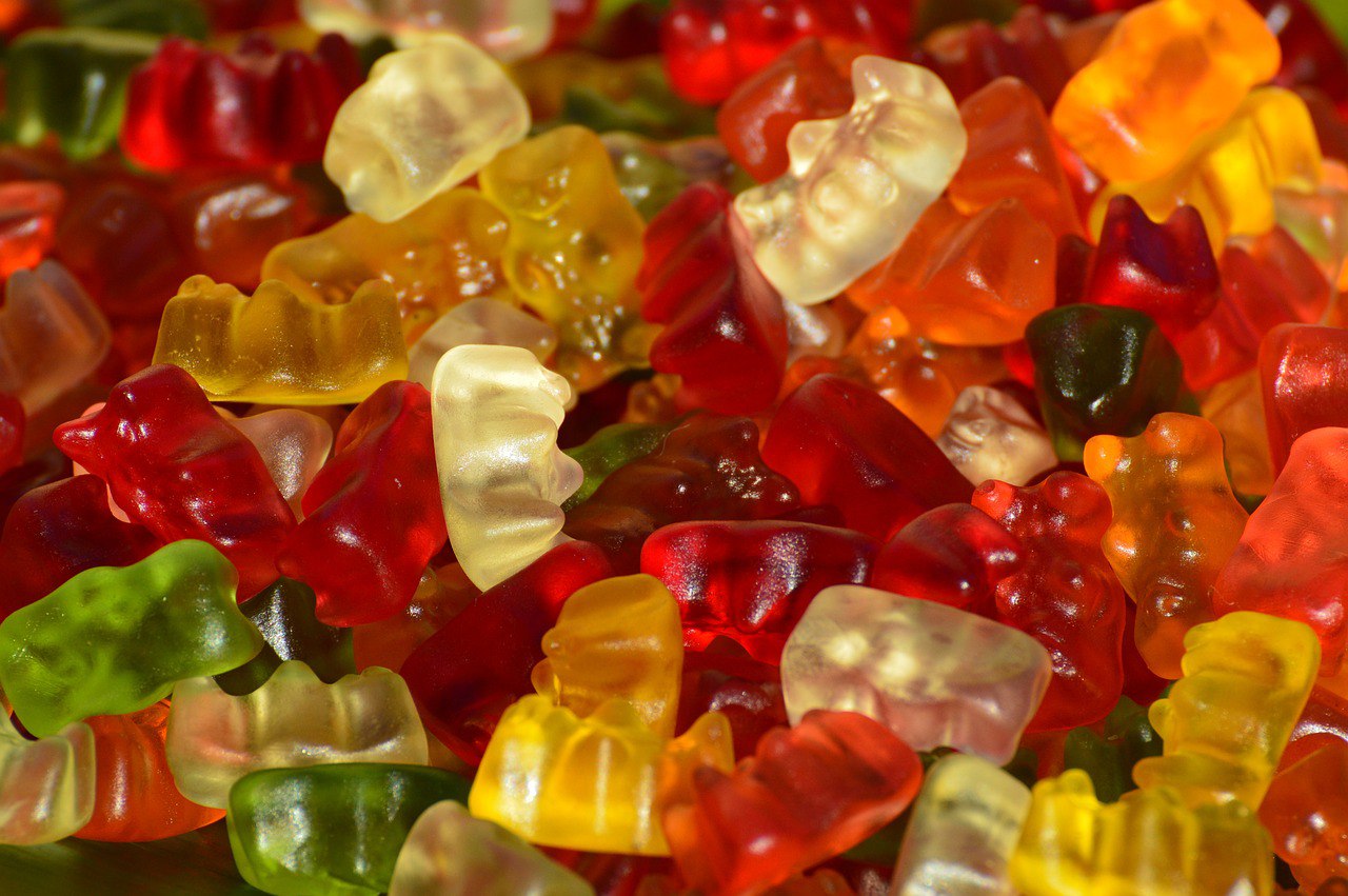 Каннабис обнаружили в жевательных конфетах Haribo в Нидерландах, сообщил местный регулятор.   Проверку провели в связи с тем, что несколько человек, съев эти конфеты, почувствовали себя плохо и обратились в полицию.   Как каннабис в сладостях оказался, пока не ясно. Haribo заявил, что отзовет "спорную" партию конфет.