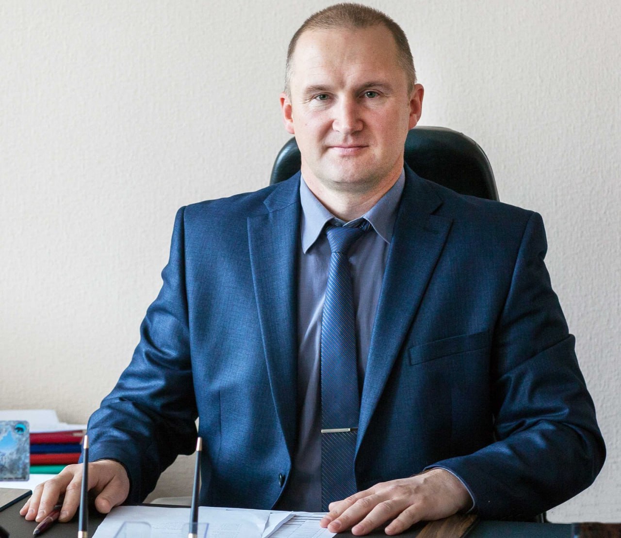 Коршуновский ГОК сообщает о назначении нового генерального директора Генеральным директором ПАО Коршуновский ГОК назначен Алексей Иванов ранее занимавший должность директора Управления по операционной деятельности АО ХК Якутуголь На посту руководителя комбината он сменил Юрия Мартемьянова Перед Алексеем Васильевичем на посту генерального директора Коршуновского ГОКа стоят комплексные задачи по обеспечению стабильной работы предприятия повышению производственных показателей и развитию кадрового потенциала комбината Уверен что профессиональные компетенции и многолетний опыт позволят новому руководителю успешно справиться со всеми вызовами прокомментировал генеральный директор ПАО Мечел Игорь Хафизов Фото предоставлено компанией irktoday