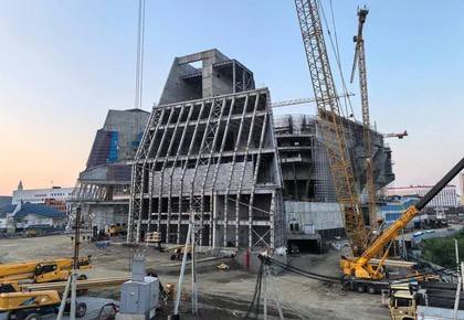 Сибирский культурно-образовательного комплекса за 43 млрд рублей в Кемерове сдадут не ранее 2026 года В этот раз перенос сроков связан с тем, что оказалось не так-то просто заменить импортное оборудования для инженерных и театральных систем отечественным. Об этом сообщил ТАСС губернатор Кемеровской области Илья Середюк. Строительство музейно-театрального комплекса началось в 2021 году, а ввести в эксплуатацию его собирались в 2024 году. Стоимость строительства оценивается в 43,5 млрд рублей. В настоящий момент на площадке трудится 2,1 тыс. человек. Строительная готовность объекта составляет 60%. В музейно-театральном комплексе разместятся филиал Государственного Русского музея, Театр оперы и балета –Сибирская сцена Мариинского театра. Также в новое здание переедет Кузбасский центр искусств - учреждение, которое объединяет все творческие союзы региона. Строительство комплекса началось по поручению президента РФ Владимира Путина. Он будет представлять собой единое десятиэтажное здание общей площадью 74 тыс. кв. м с подземной автомобильной парковкой. Рядом возводится гостиница «Театральная», которая тоже планируется сдать в тоже в 2026 году.