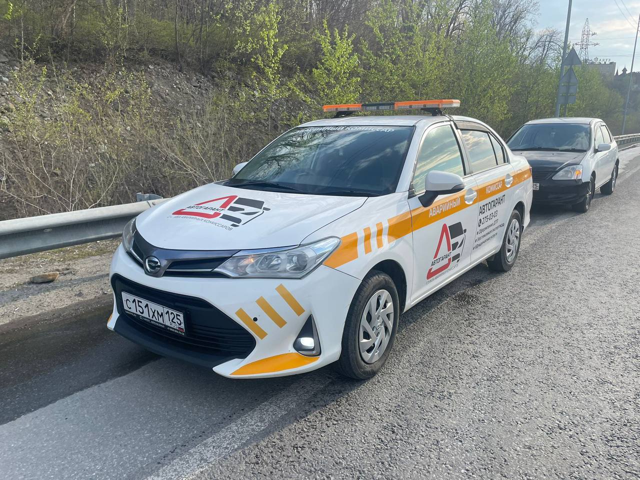 Появились подробности смертельной аварии под Артемом — УАЗ врезался в стоящий грузовик УАЗ врезался в стоящий грузовик Hyundai. От удара УАЗ перевернулся. В УАЗе помимо водителя находились два пассажира. Водителя и одного из пассажиров госпитализировали, второй пассажир скончался на месте от полученных травм. Источник АВТОГАРАНТ Админу