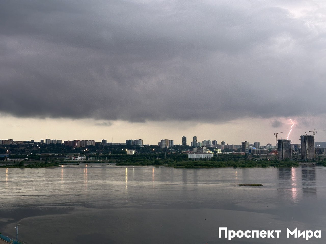 Грозы и туман задержатся в Красноярском крае А в Красноярск снова придет дождь Завтра в центральных и южных районах края будут грозы Ночью и утром в этих же районах ожидается туман В Красноярске в ночь на пятницу будет без осадков днем пройдет небольшой дождь Ночью будет около 11 13 градусов днем 23 25 Ветер 4 9 м с prmira news