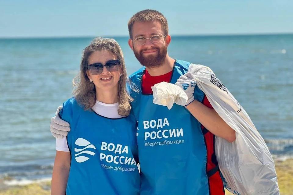 В Тобольске продолжается всероссийская акция «Вода России» по очистке берегов водоёмов. Она проводится в рамках федерального проекта «Сохранение уникальных водных объектов» нацпроекта «Экология».    Многие любят отдыхать у воды, но, к сожалению, не все убирают за собой мусор. Школьники Тобольска дружно очистили берег от пластиковых и стеклянных бутылок, банок, одноразовой посуды и пакетов.    К акции «Вода России» могут присоединиться любые организации и волонтёрские группы Тюменской области.  #водароссии #экология